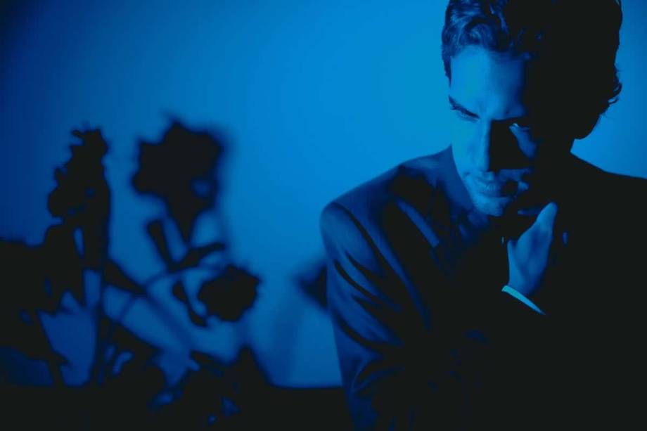 João Paulo Lorenzon no monólogo dramático De Verdade: versão teatral do romance do húngaro Sándor Márai João Paulo Lorenzon no monólogo dramático De Verdade: versão teatral do romance do húngaro Sándor Márai