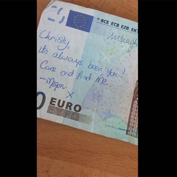 Uma frase em uma nota de dinheiro uniu um casal da maneira mais incrível