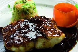 Anchova negra ao molho teriaki com cuscuz marroquino, do DellArte Anchova negra ao molho teriaki com cuscuz marroquino, do DellArte