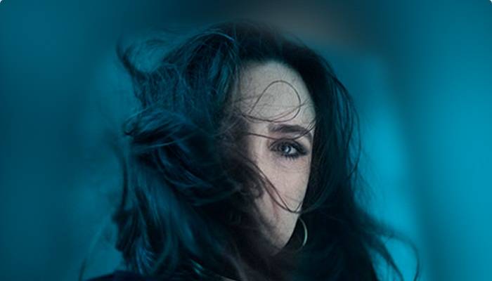 Adriana Calcanhotto faz show de voz e violão no Teatro Bradesco