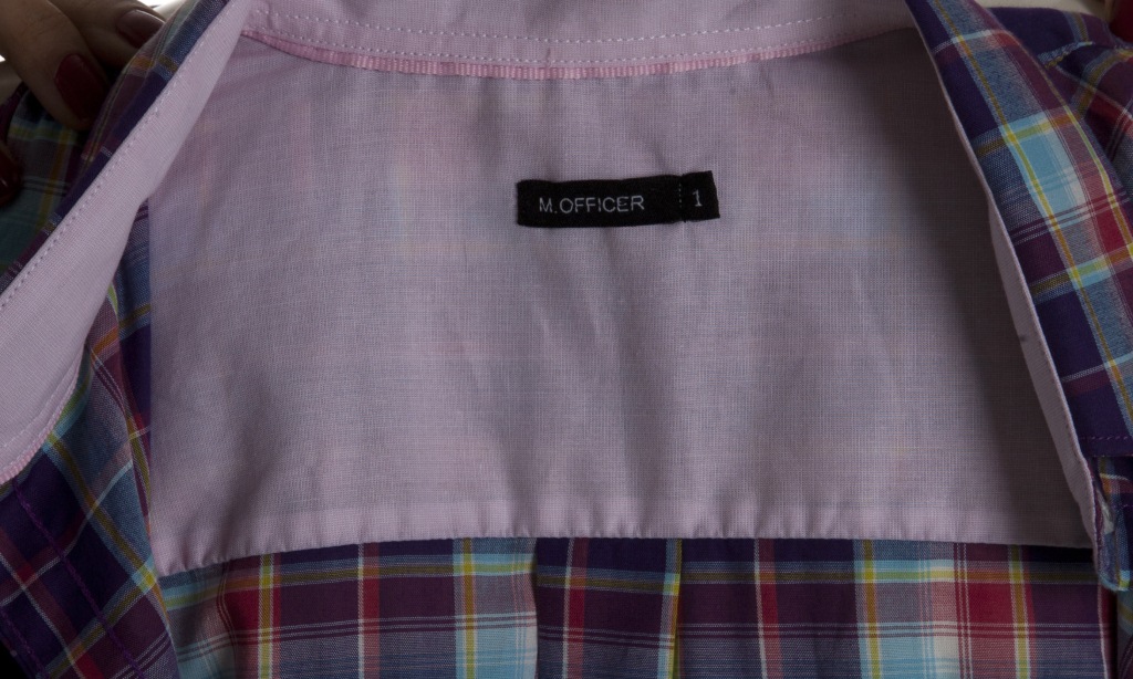 detalhe-da-gola-da-camisa-de-algodao-da-m-officer-carlos-cubi.jpeg