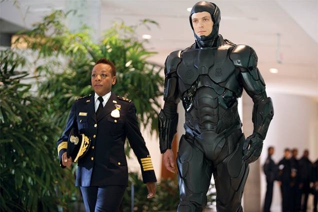 RoboCop: Kinnaman vestido como o policial do futuro, híbrido de homem e máquina em cenas de ação RoboCop: Kinnaman vestido como o policial do futuro, híbrido de homem e máquina em cenas de ação
