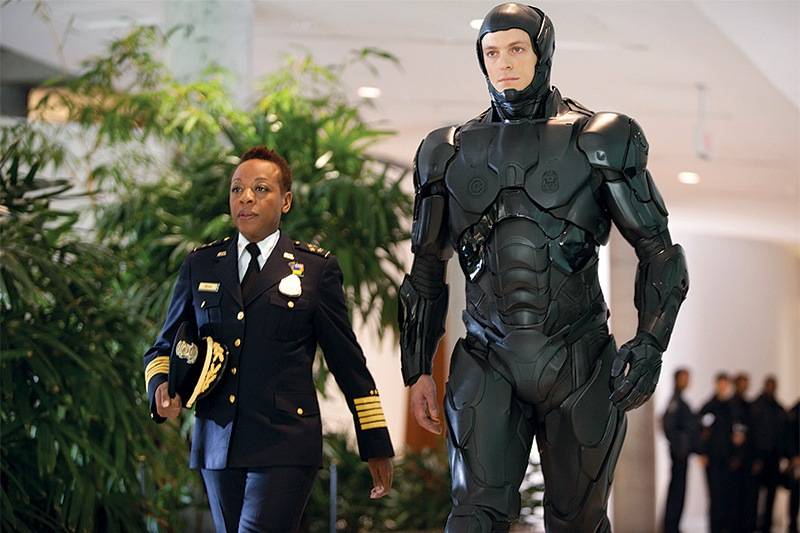 RoboCop: Kinnaman vestido como o policial do futuro, híbrido de homem e máquina em cenas de ação