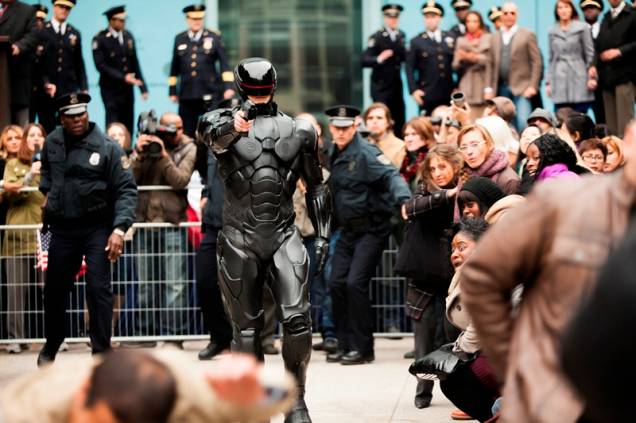 RoboCop: o longa marca a estreia do diretor brasileiro José Padilha (Tropa de Elite e Tropa de Elite 2) na direção de um filme americano RoboCop: o longa marca a estreia do diretor brasileiro José Padilha (Tropa de Elite e Tropa de Elite 2) na direção de um filme americano