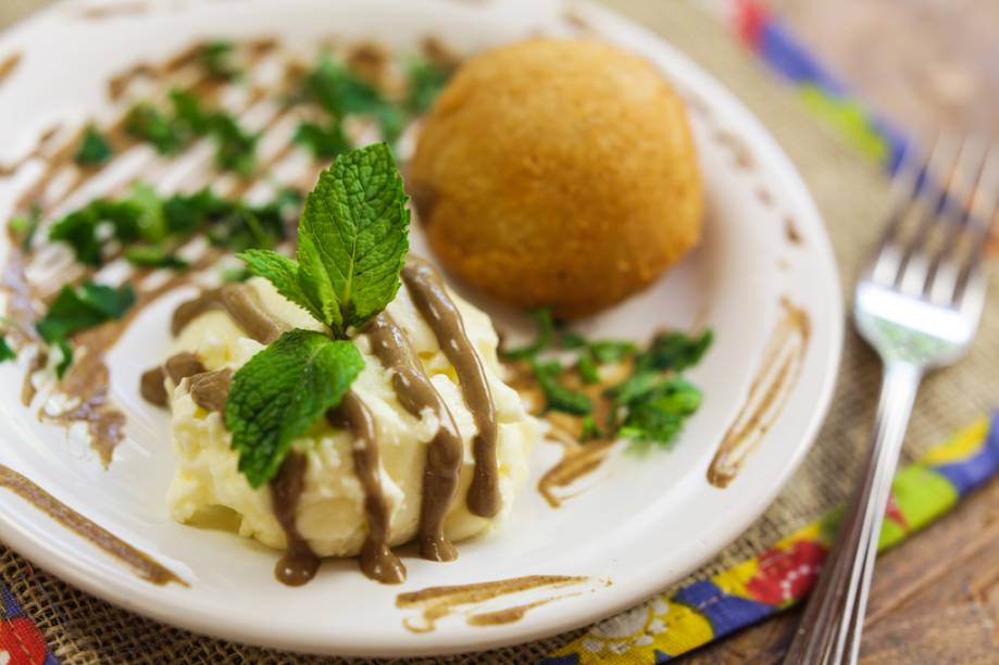 Di Primeira disputa com o bolinho recheado de linguiça com requeijão e mussarela com sorvete de maionese, por R$ 8,00 Di Primeira disputa com o bolinho recheado de linguiça com requeijão e mussarela com sorvete de maionese, por R$ 8,00