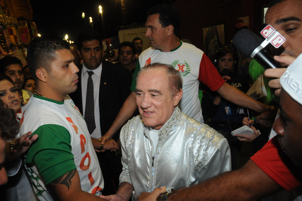 Didi chega pouco antes de a X-9 Paulistana entrar na avenida