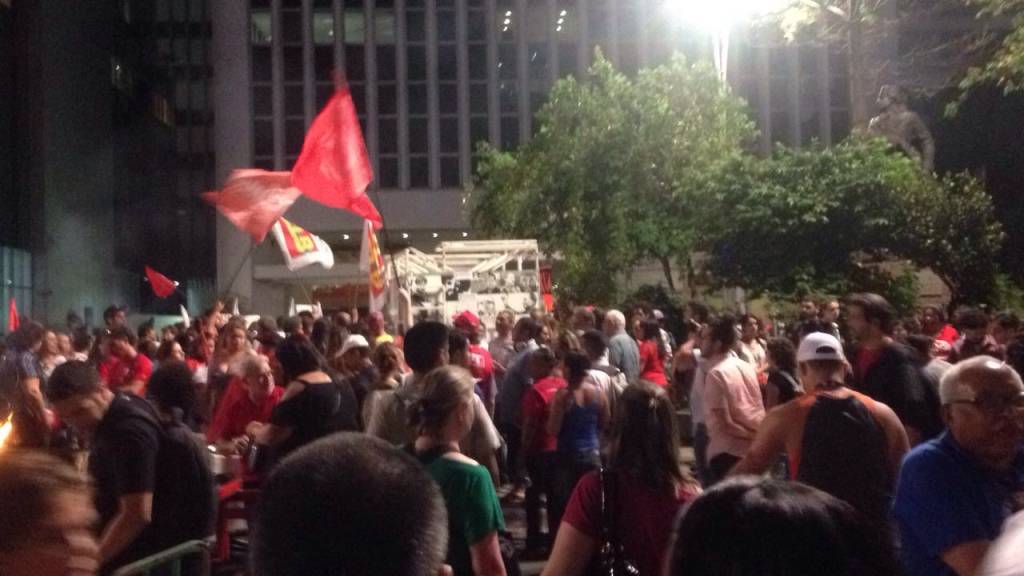 Ato pró-Dilma tem bombas e confusão na Avenida Paulista