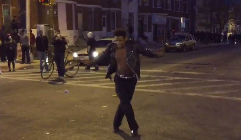 O vídeo desse cover de Michael Jackson dançando em um protesto é a melhor coisa que você vai ver hoje
