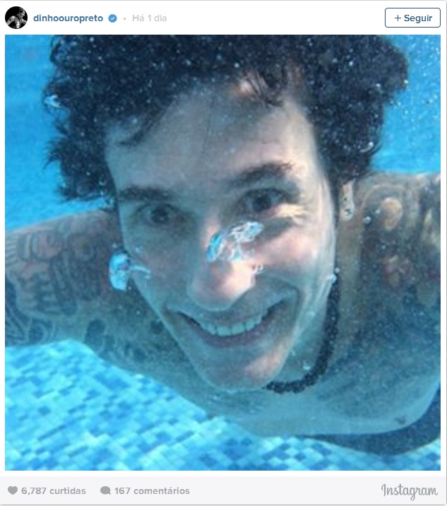 Após entrar com celular na piscina, Dinho Ouro Preto diz ter sido enganado pela Apple