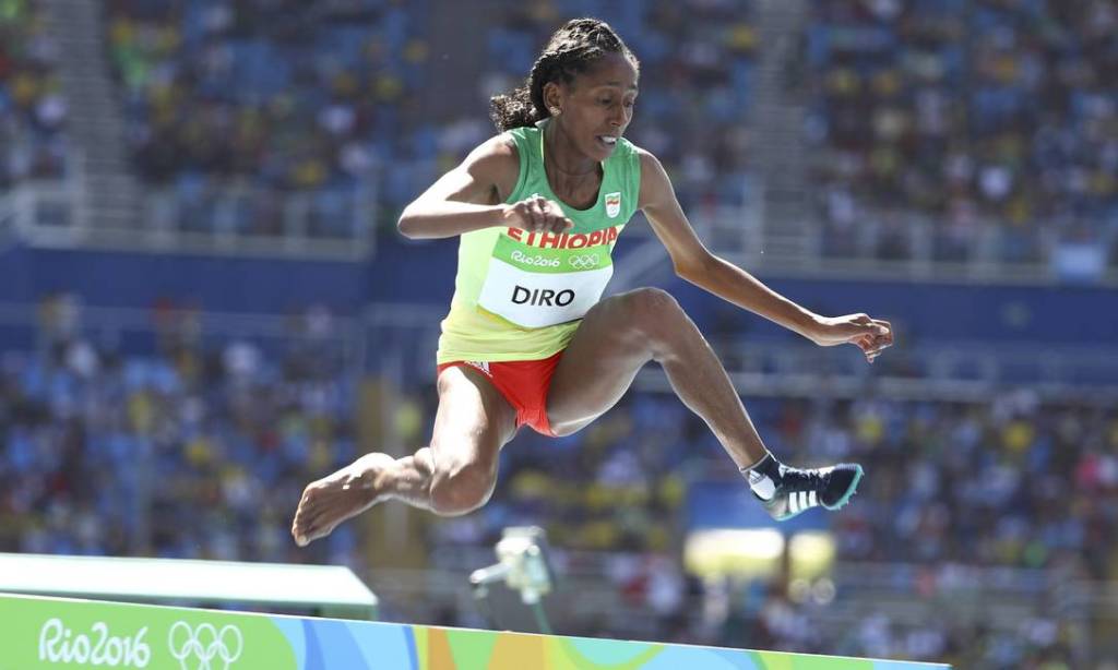 A garra da atleta etíope que perdeu o tênis e disputou a prova descalça