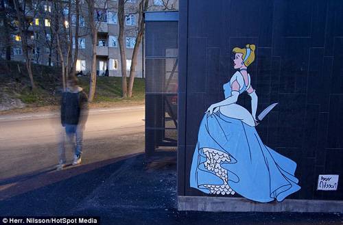Estranheza do dia: artista de rua sueco desenha versões violentas de personagens da Disney