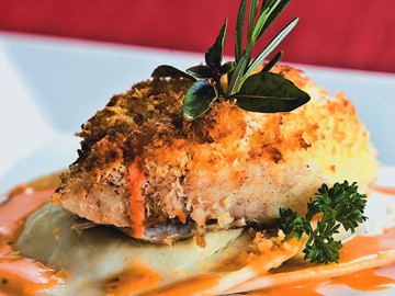 Robalo coberto por farofa de casca de camarão sobre ravióli de batata-doce Robalo coberto por farofa de casca de camarão sobre ravióli de batata-doce