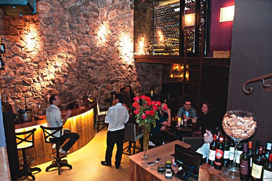 Divine Wine Bar, nos Jardins: pé-direito de 5 metros quebra a sensação de ambiente fechado Divine Wine Bar, nos Jardins: pé-direito de 5 metros quebra a sensação de ambiente fechado