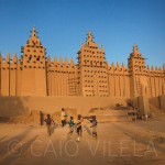 A Grande Mesquita de Djenn&eacute;, no Mali, serve de campo de futebol (Cr&eacute;dito: Caio Vilela)
