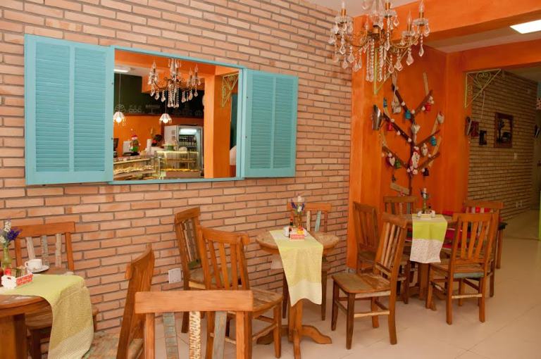 Ambiente charmoso: decoração foi feita com papéis de parede coloridos Ambiente charmoso: decoração foi feita com papéis de parede coloridos