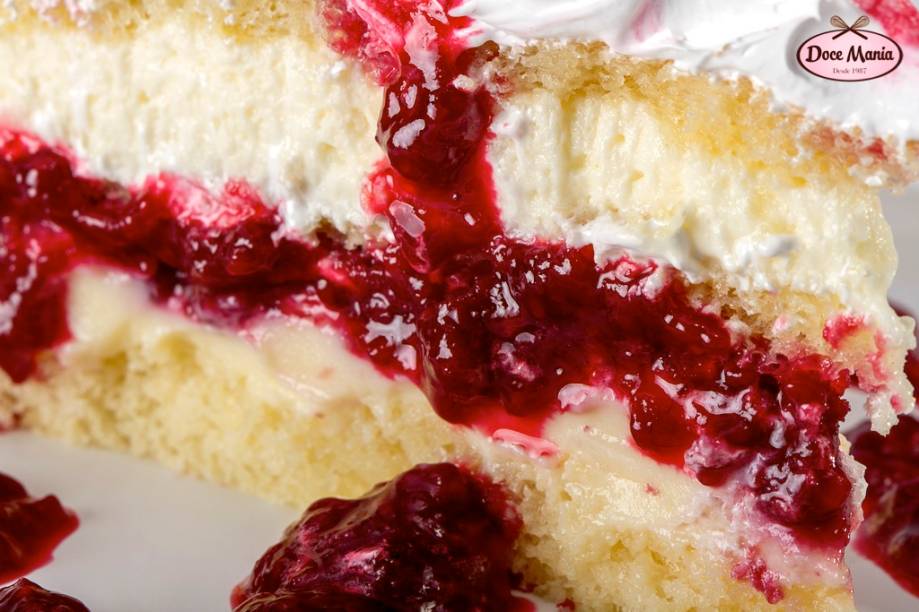 Bolo de framboesas: massa branca, creme, chantilly, calda de framboesas e marshmallow Bolo de framboesas: massa branca, creme, chantilly, calda de framboesas e marshmallow