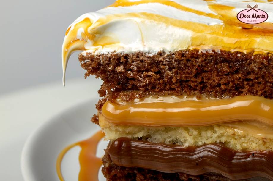 Bolo Maravilha, o campeão de vendas: massa de chocolate recheado com doce de leite, brigadeiro, marshmallow e calda de caramelo Bolo Maravilha, o campeão de vendas: massa de chocolate recheado com doce de leite, brigadeiro, marshmallow e calda de caramelo