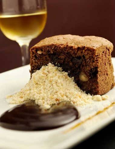 Bolo de chocolate e macadâmia, com ganache de chocolate e farofa crocante Bolo de chocolate e macadâmia, com ganache de chocolate e farofa crocante
