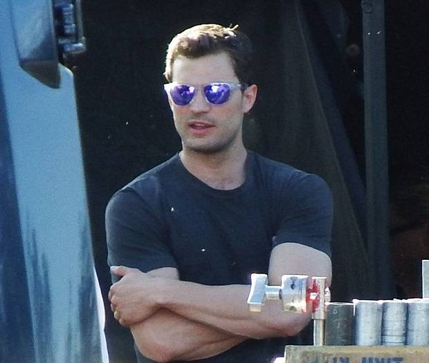 Jamie Dornan grava cena de acidente em helicóptero para ‘Cinquenta Tons Mais Escuros’. Confira as imagens