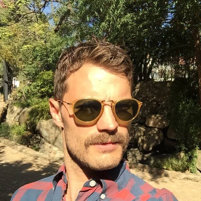 Adeus, Christian Grey: Jamie Dornan muda de visual para novo filme