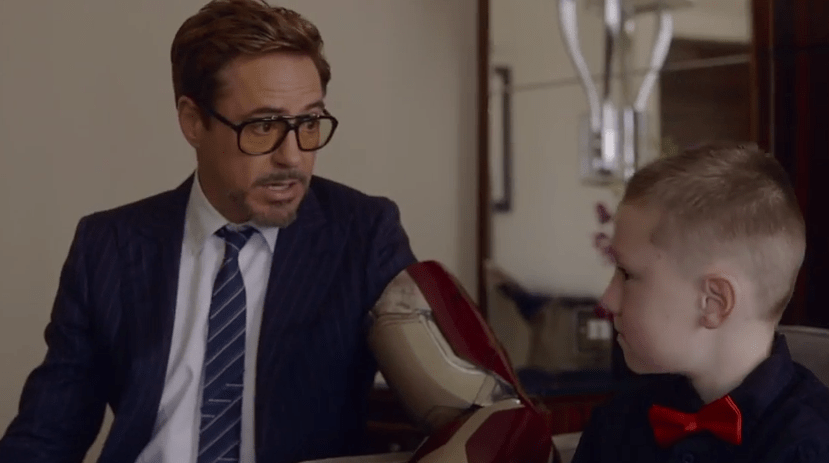 Emocionante: Robert Downey Jr. dá um braço biônico igual ao do Homem de Ferro para um menino deficiente. Veja o vídeo