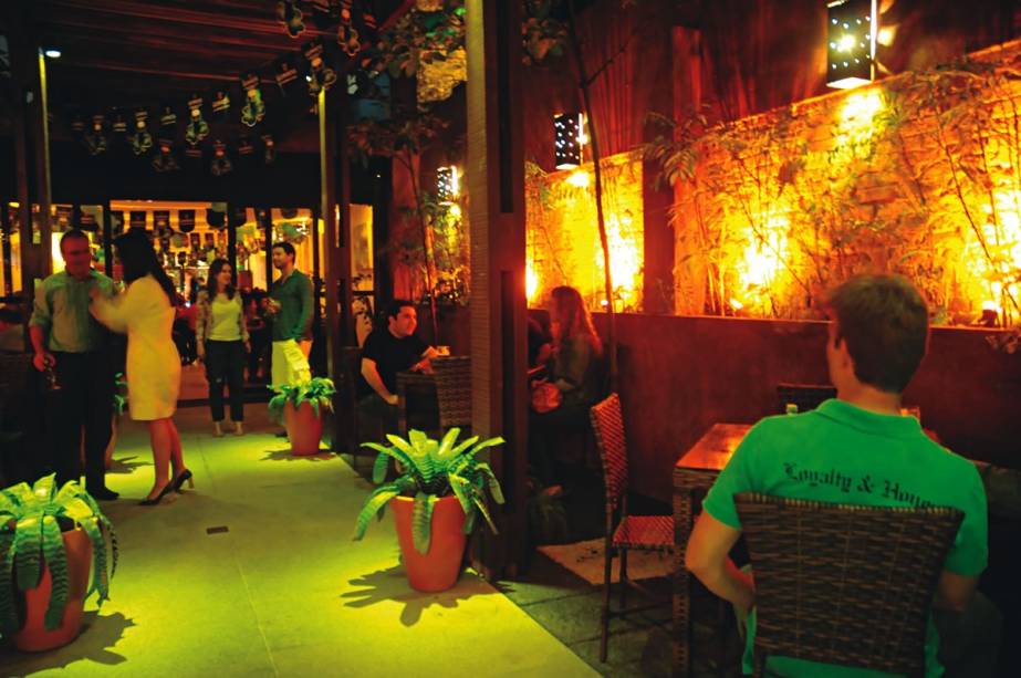 O ambiente dos fundos: clima romântico O ambiente dos fundos: clima romântico