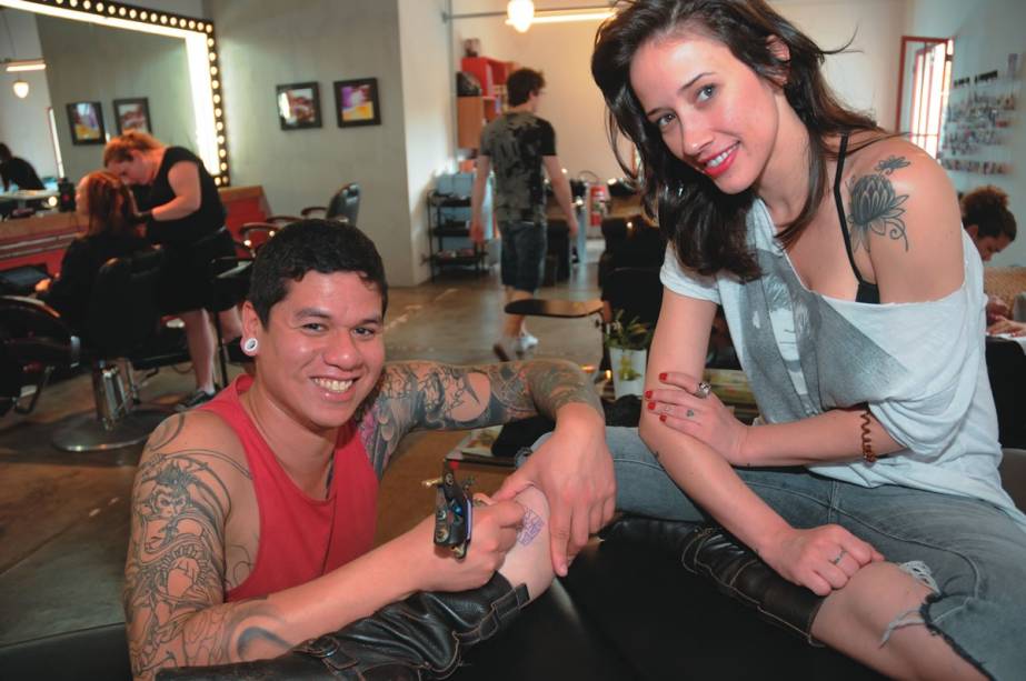 Samuel Shuna, do Gellys Tattoo: Bardot oferece aos clientes serviço de tatuagem Samuel Shuna, do Gellys Tattoo: Bardot oferece aos clientes serviço de tatuagem