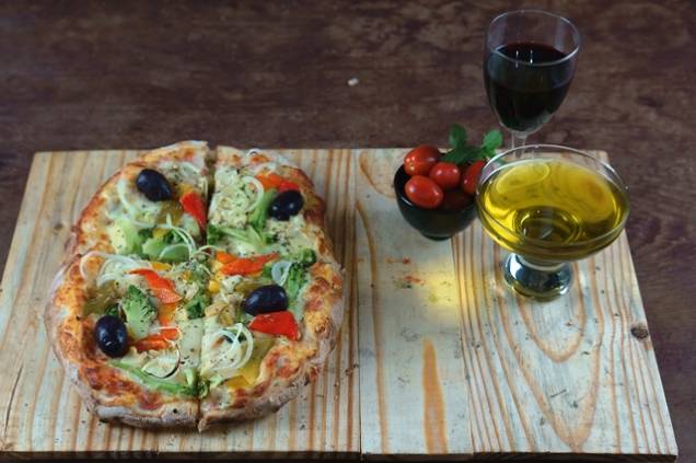 Pizza brotinho: queijo, brócolis, pimentão, champignon, cebola, tomate e azeitonas Pizza brotinho: queijo, brócolis, pimentão, champignon, cebola, tomate e azeitonas