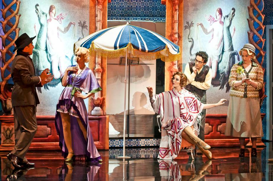 Cena do musical A Madrinha Embriagada Cena do musical A Madrinha Embriagada