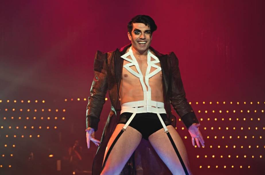 Mestre de cerimônias: o ator e bailarino Jarbas Homem de Mello é o destaque do elenco do musical Cabaret Mestre de cerimônias: o ator e bailarino Jarbas Homem de Mello é o destaque do elenco do musical Cabaret