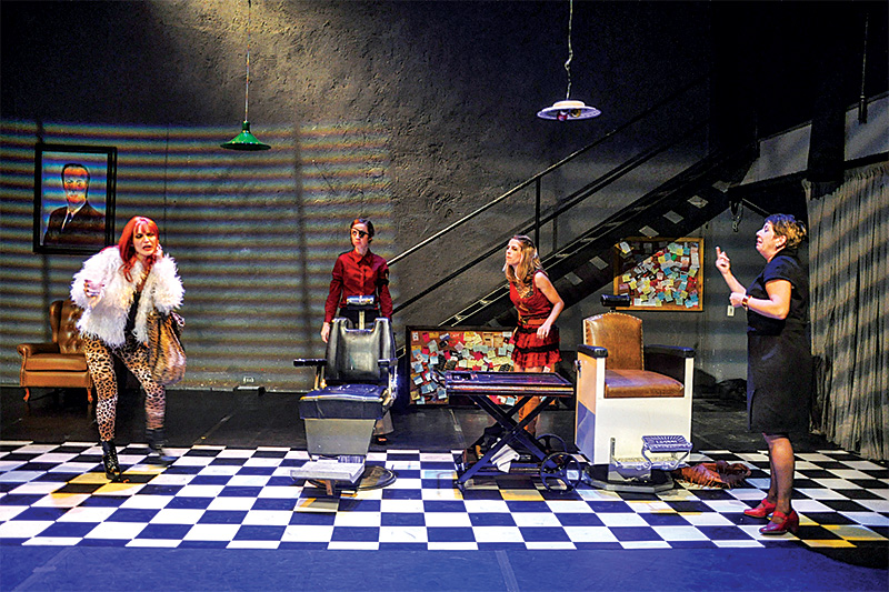 Marta Caetano, Juliana Sanches e Bruna Thedy: comédia policial