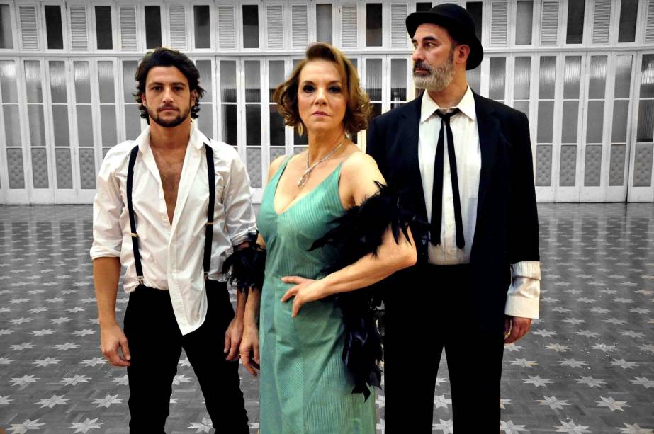 Alexandre Slaviero, Denise Del Vecchio e Eduardo Semerjian contracenam em A Bala na Agulha Alexandre Slaviero, Denise Del Vecchio e Eduardo Semerjian contracenam em A Bala na Agulha