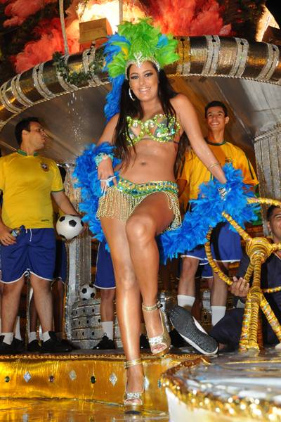 Larissa Riquelme estreia no Carnaval com homenagem a Manaus