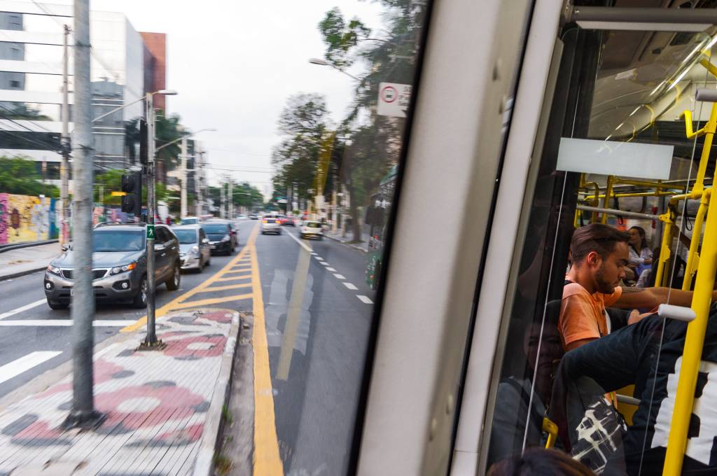 De ônibus