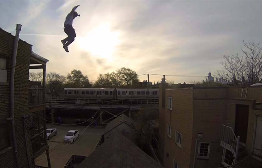 Dublê usa câmera para registrar em primeiro pessoa um salto impressionante