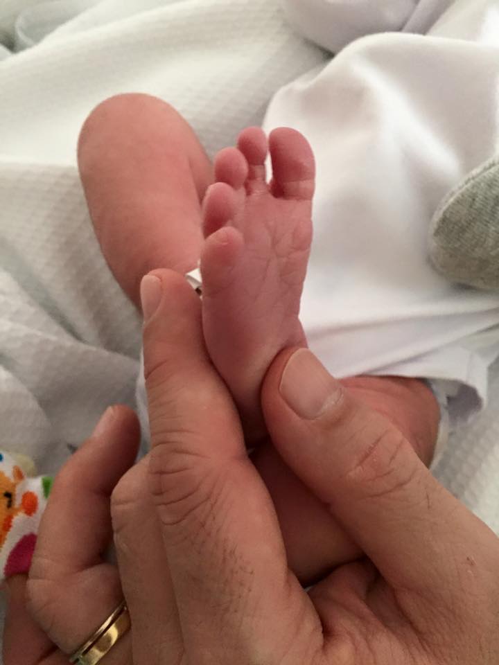 Dudu Braga, filho de Roberto Carlos, leva sua caçula da maternidade