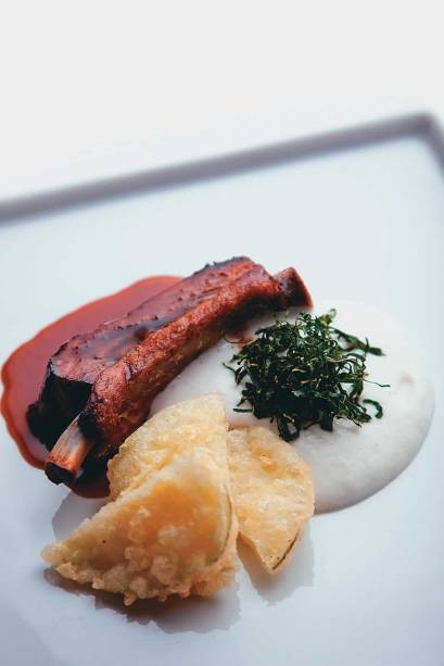 No menu especial de pratos preparados com cachaça do contemporâneo Dui: costela suína no melaço de cana escoltada por espuma de cará e tempura de chuchu No menu especial de pratos preparados com cachaça do contemporâneo Dui: costela suína no melaço de cana escoltada por espuma de cará e tempura de chuchu