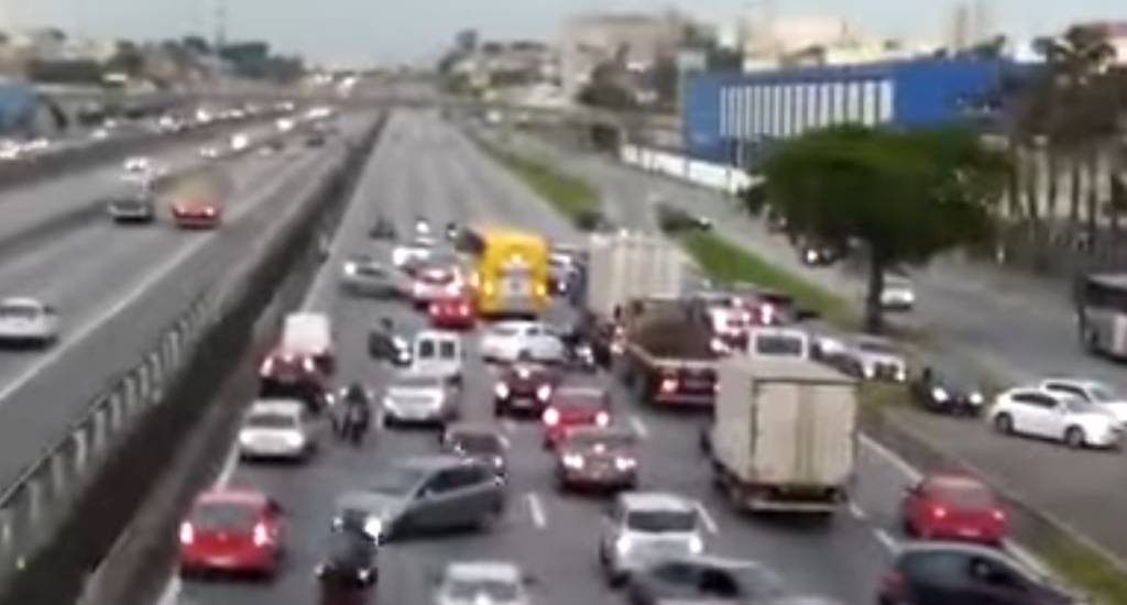 Arrastão na Dutra faz carros fugirem na contramão