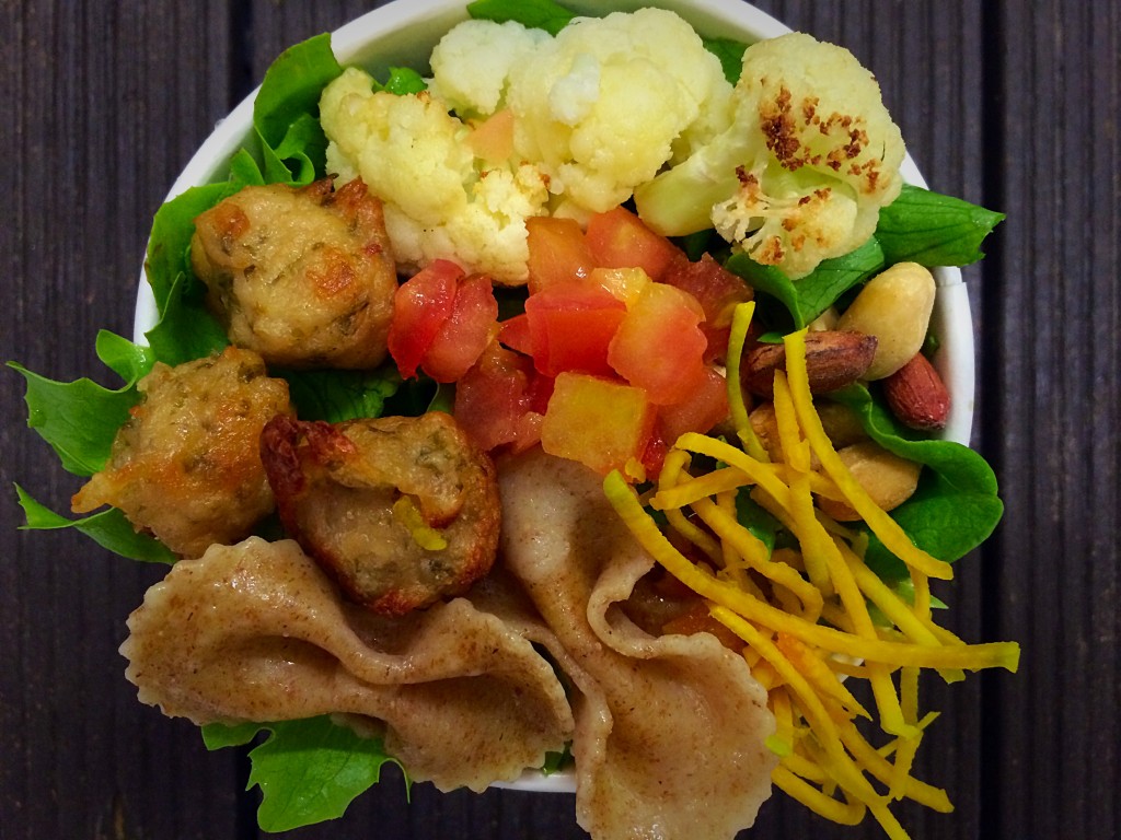Entre os ingredientes, aparecem macarrão integral, couve-flor gratinada, bolinho vegetariano de bardana e maionese de manjericão-roxo (Foto: divulgação)