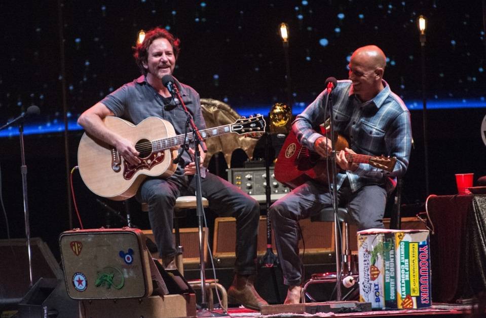 Kelly Slater se junta a Eddie Vedder em show na Califórnia