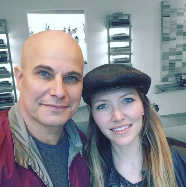 “Está passando por tudo com serenidade e otimismo”, diz namorada de Edson Celulari em rede social