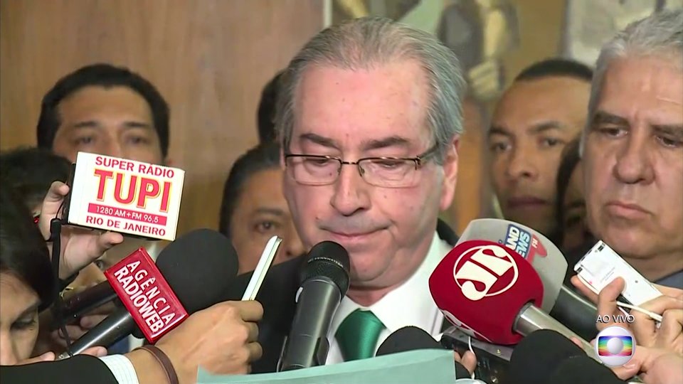 Choro de Eduardo Cunha ao renunciar à presidência da Câmara vira piada na internet