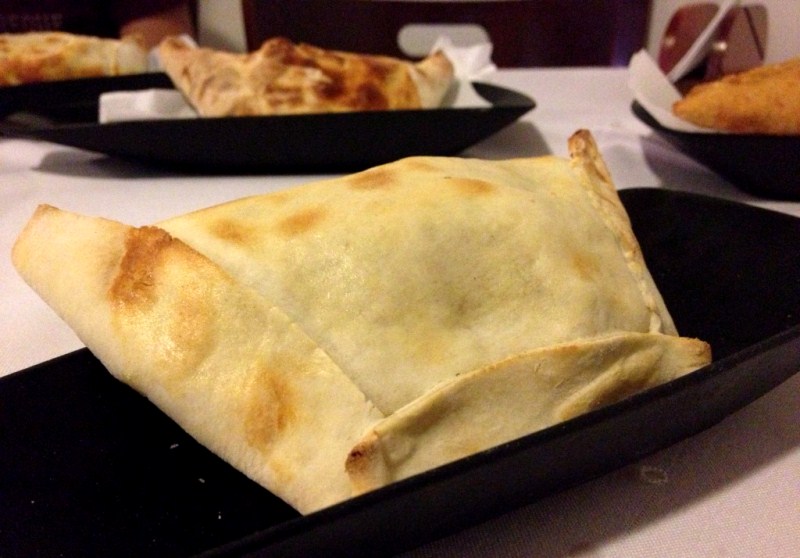 Empanada assada, recheada de carne, escarola ou calabresa