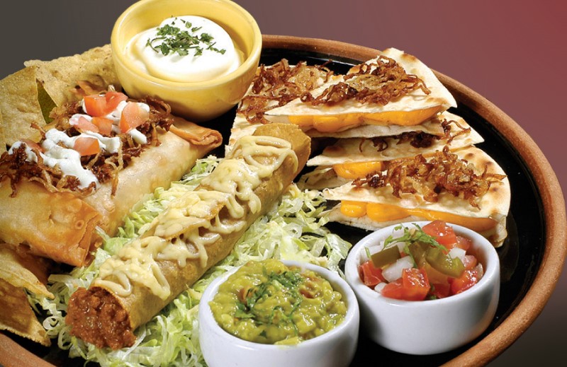 Los panchos: combinação de taquito de carne, quesadilla de frango com cheddar e chimichanga