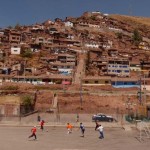 Pelada ao p&eacute; da favela de El Molino, em Cusco, no Peru (Cr&eacute;dito: Caio Vilela)