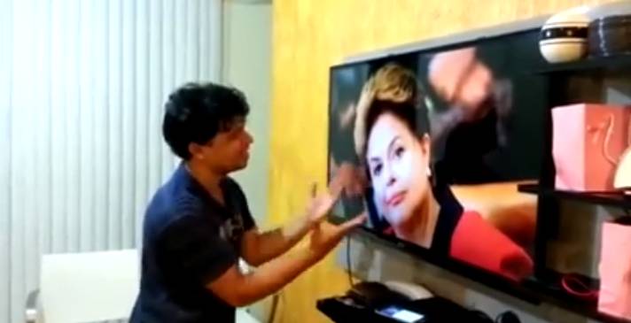 Eleitor faz “serenata” em protesto contra Dilma Rousseff com música sertaneja