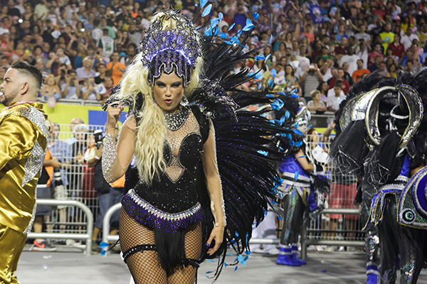 Ellen Roche rebate críticas de que estaria “gordinha” e internautas a defendem