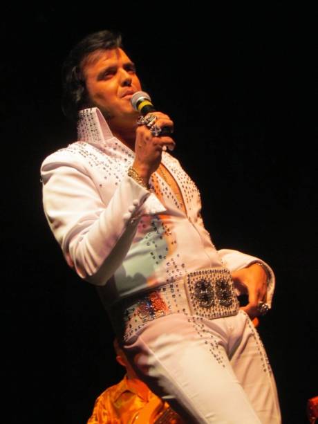 Elvinho: cantor reproduz fielmente timbres, trejeitos e figurinos do astro em um show Elvinho: cantor reproduz fielmente timbres, trejeitos e figurinos do astro em um show