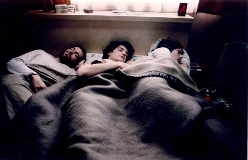 Em Paris (2006): enquanto Jonathan (Louis Garrel) vive aventuras românticas pela cidade, Paul (Romain Duris) se recusa a sair do quarto