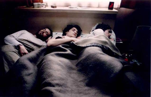 Em Paris (2006): enquanto Jonathan (Louis Garrel) vive aventuras românticas pela cidade, Paul (Romain Duris) se recusa a sair do quarto Em Paris (2006): enquanto Jonathan (Louis Garrel) vive aventuras românticas pela cidade, Paul (Romain Duris) se recusa a sair do quarto